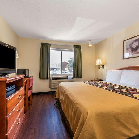 Super 8 By Wyndham Denton Hotel Exterior foto