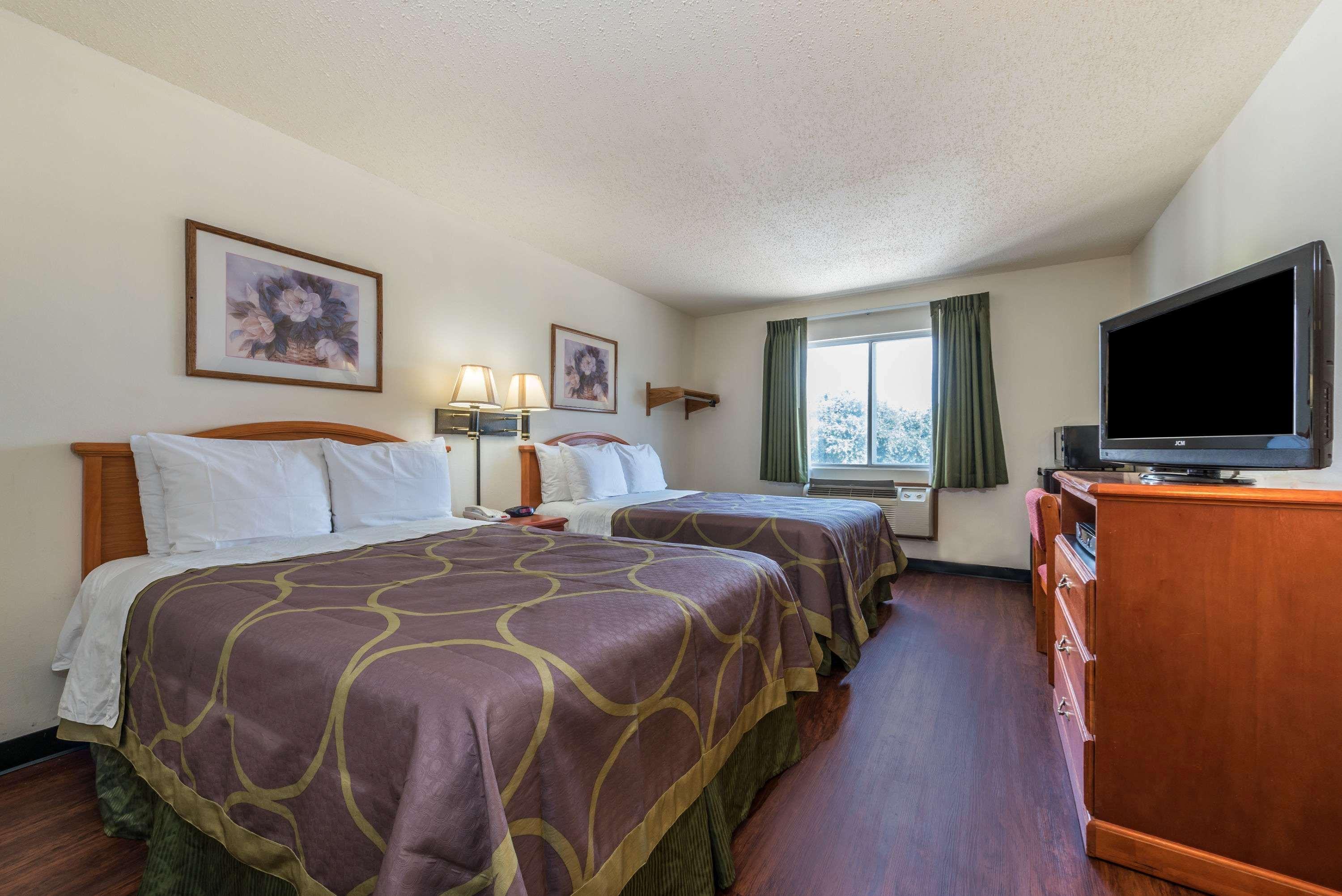 Super 8 By Wyndham Denton Hotel Exterior foto
