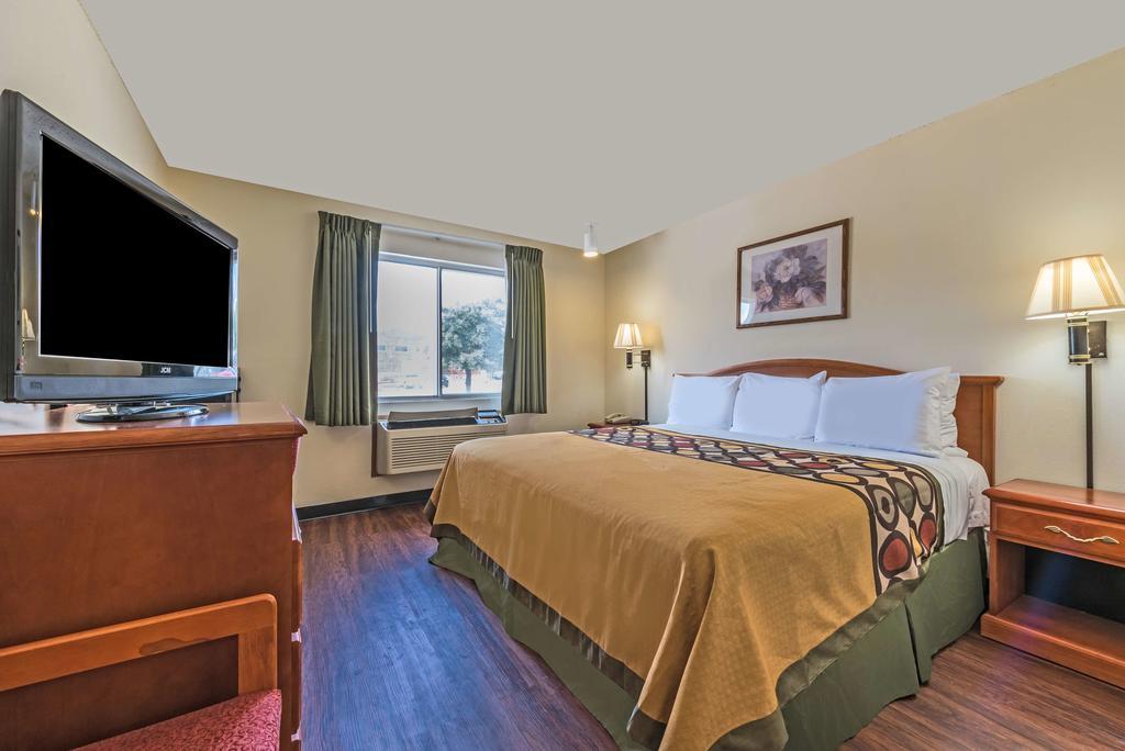 Super 8 By Wyndham Denton Hotel Exterior foto