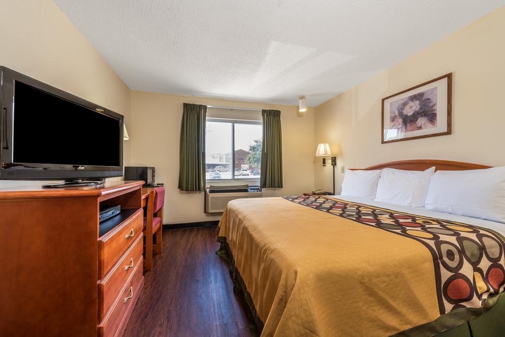 Super 8 By Wyndham Denton Hotel Exterior foto