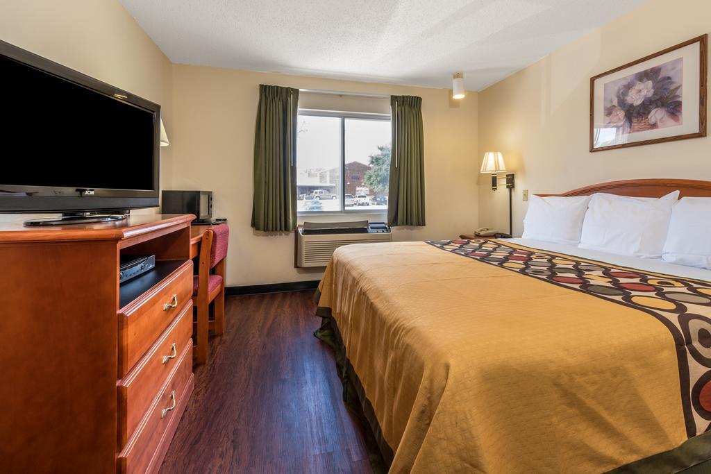 Super 8 By Wyndham Denton Hotel Exterior foto