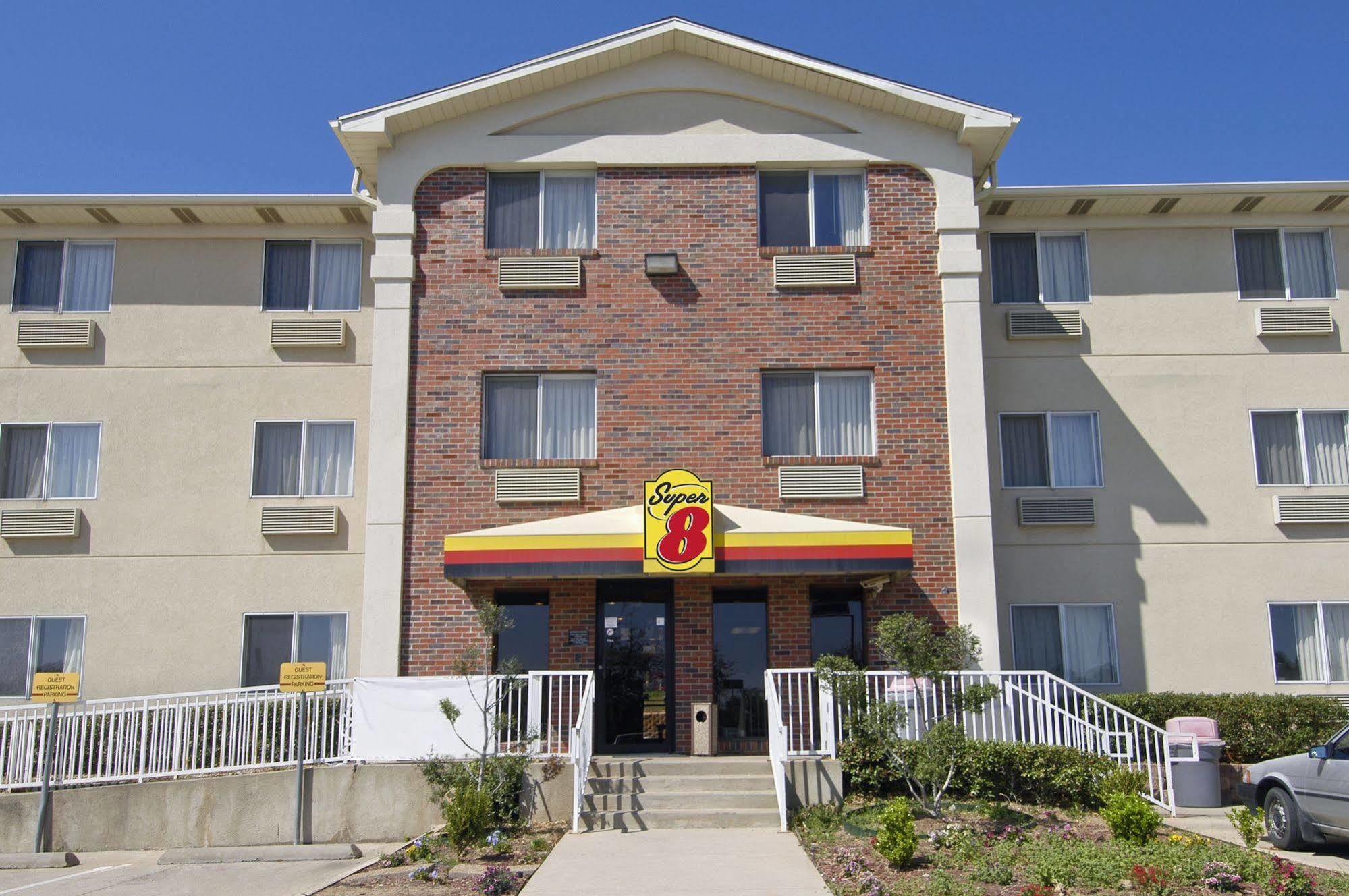 Super 8 By Wyndham Denton Hotel Exterior foto